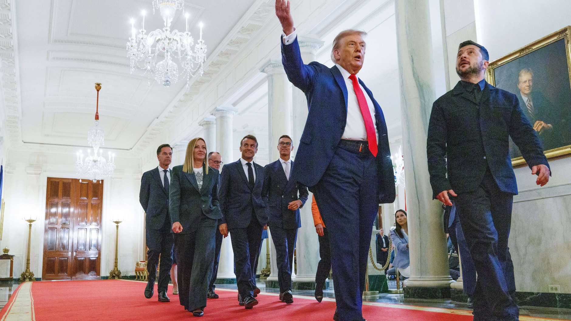 Donald Trump, prezydent USA, i  Wołodymyr Zełenski, prezydent Ukrainy, w towarzystwie europejskich przywódców. Waszyngton, 18 sierpnia 2025 r.