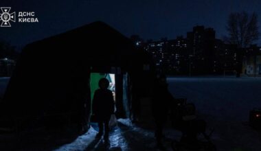 Osiedle Kijowa pozbawione światła, ogrzewania i wody w wyniku rosyjskich bombardowań elektrociepłowni. Kijów, styczeń 2026 r. Zdjęcie: DSNS Ukrainy