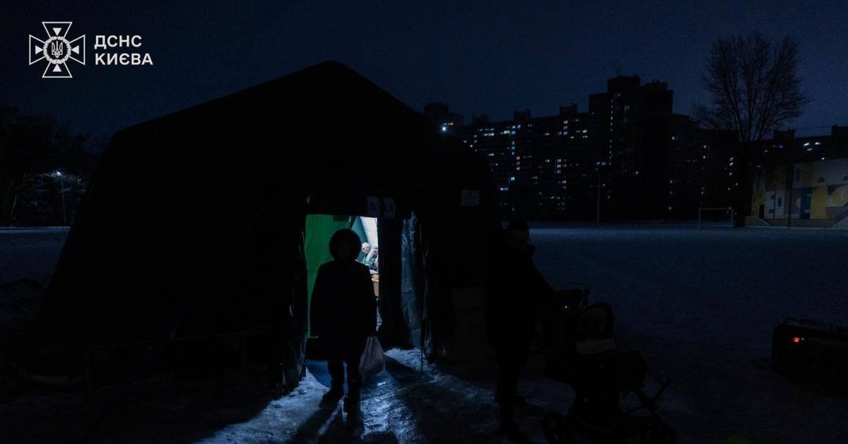 Osiedle Kijowa pozbawione światła, ogrzewania i wody w wyniku rosyjskich bombardowań elektrociepłowni. Kijów, styczeń 2026 r. Zdjęcie: DSNS Ukrainy