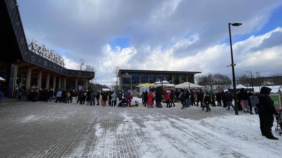 Kolejka do wjazdu kolejką na Gubałówkę