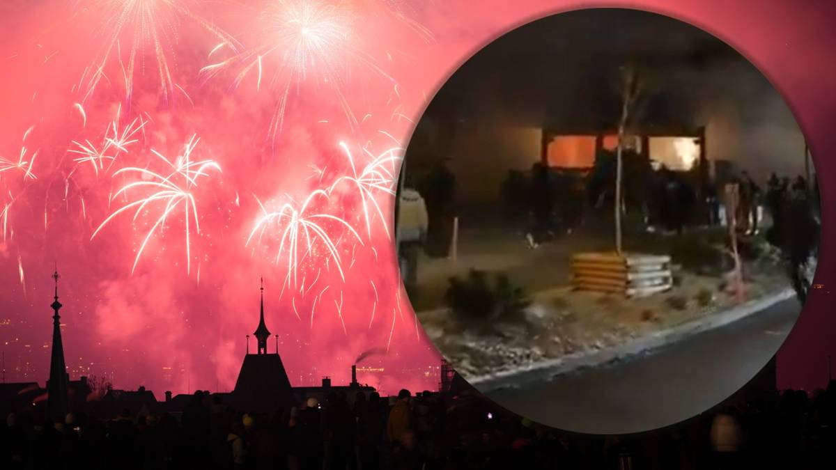 Pokaz fajerwerk&oacute;w nad sylwetkami budynk&oacute;w w nocy. W prawym dolnym rogu znajduje się okrągły fragment przedstawiający wnętrze zadymionego lokalu z ludźmi.