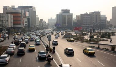 Zabudowana ulica z ruchem ulicznym w Iranie.