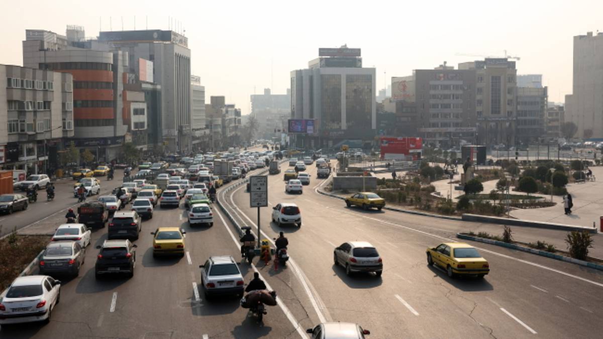 Zabudowana ulica z ruchem ulicznym w Iranie.