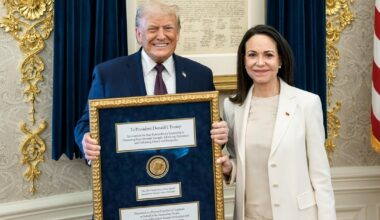 Donald Trump trzyma medal noblowski, który otrzymał w prezencie od laureatki Marii Coriny Machado