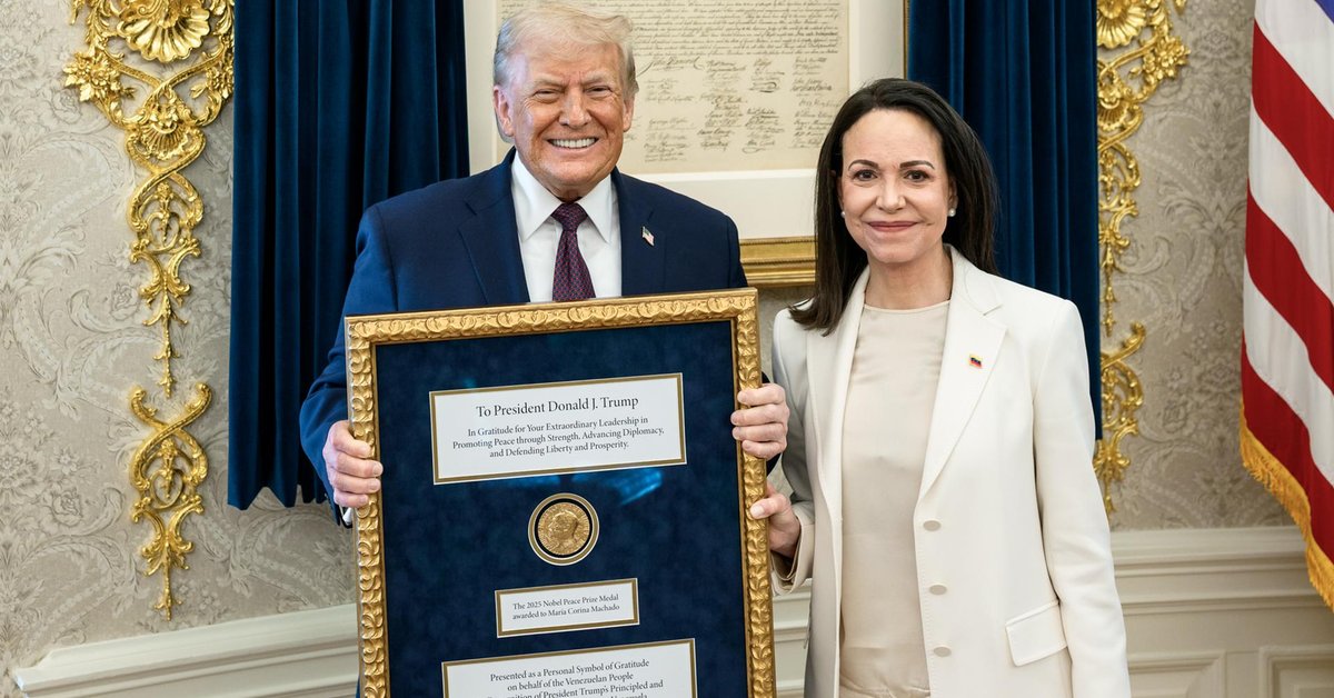 Donald Trump trzyma medal noblowski, który otrzymał w prezencie od laureatki Marii Coriny Machado