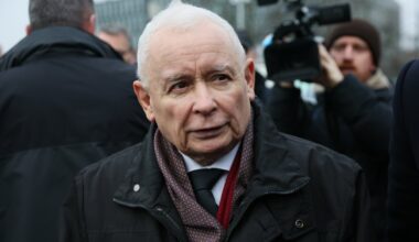 Jarosław Kaczyński podczas poprzedniej miesięcznicy smoleńskiej, 10 grudnia 2025 r.