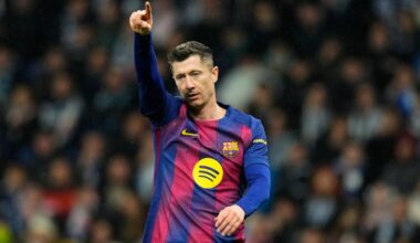 Robert Lewandowski, piłkarz FC Barcelony, unosi palec wskazujący w g&oacute;rę.