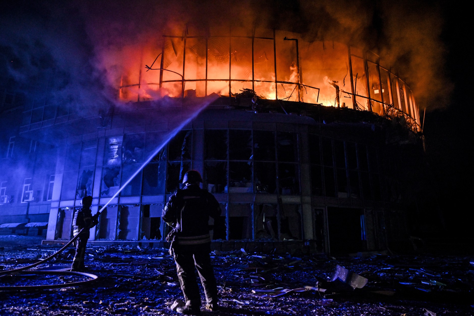 Strażacy gaszący pożar w budynku biurowym spowodowany atakiem rosyjskiego drona w Zaporożu, Ukraina, 2 stycznia 2026 r. 