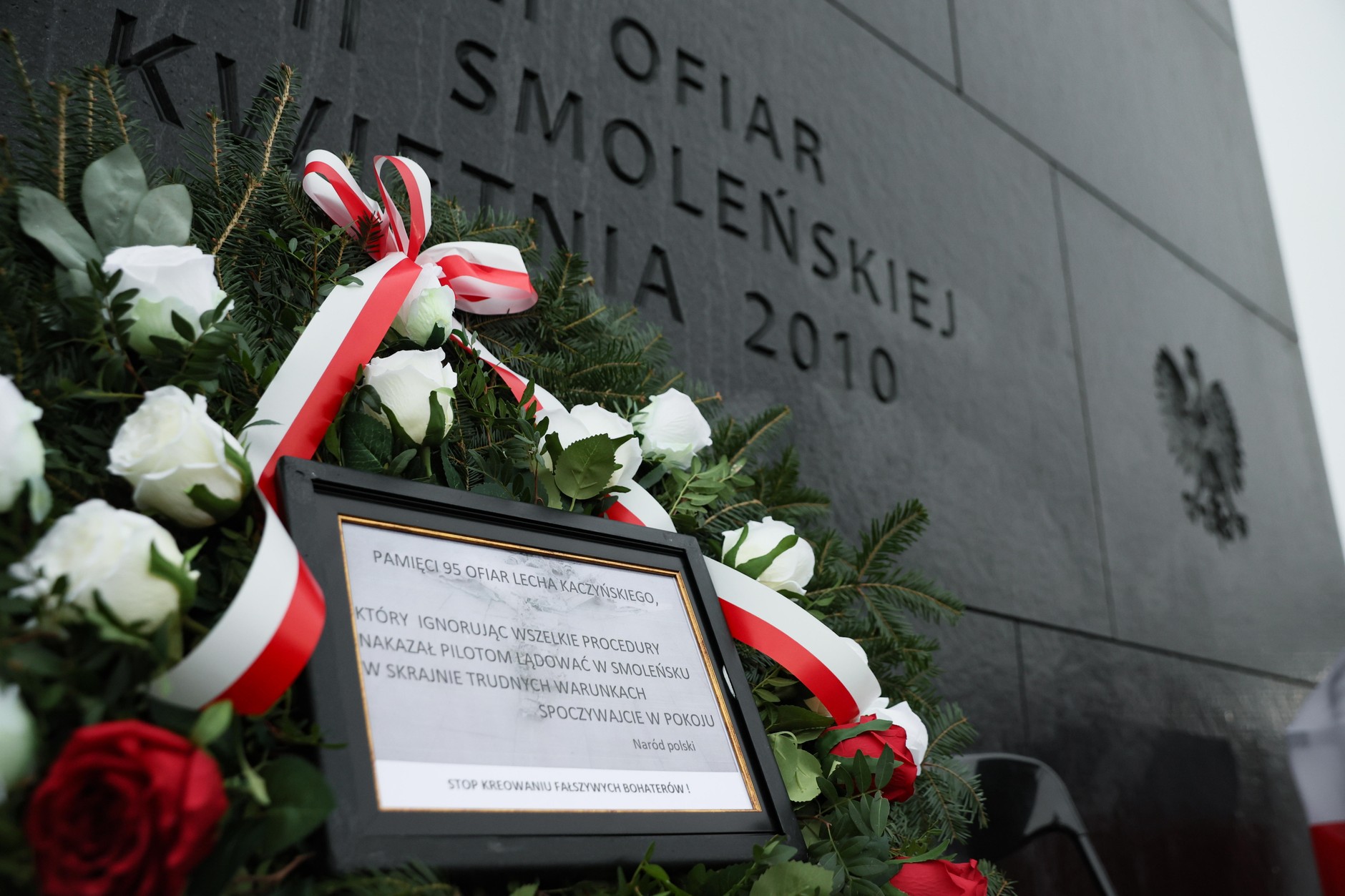 Wieniec złożony przez uczestników protestu przed Pomnikiem Ofiar Tragedii Smoleńskiej 2010 r. na pl. Piłsudskiego w Warszawie