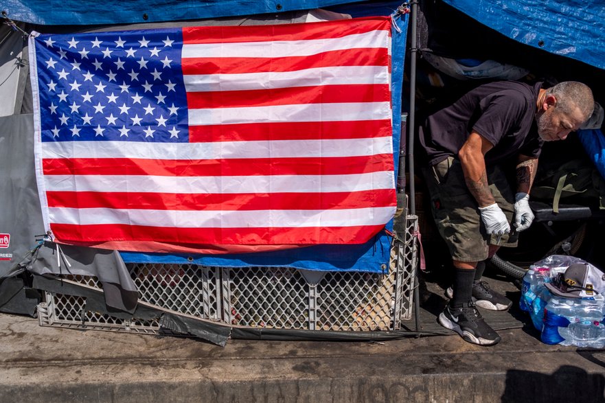 Mężczyzna w obozowisku osób w kryzysie bezdomności (zdj. ilustracyjne)