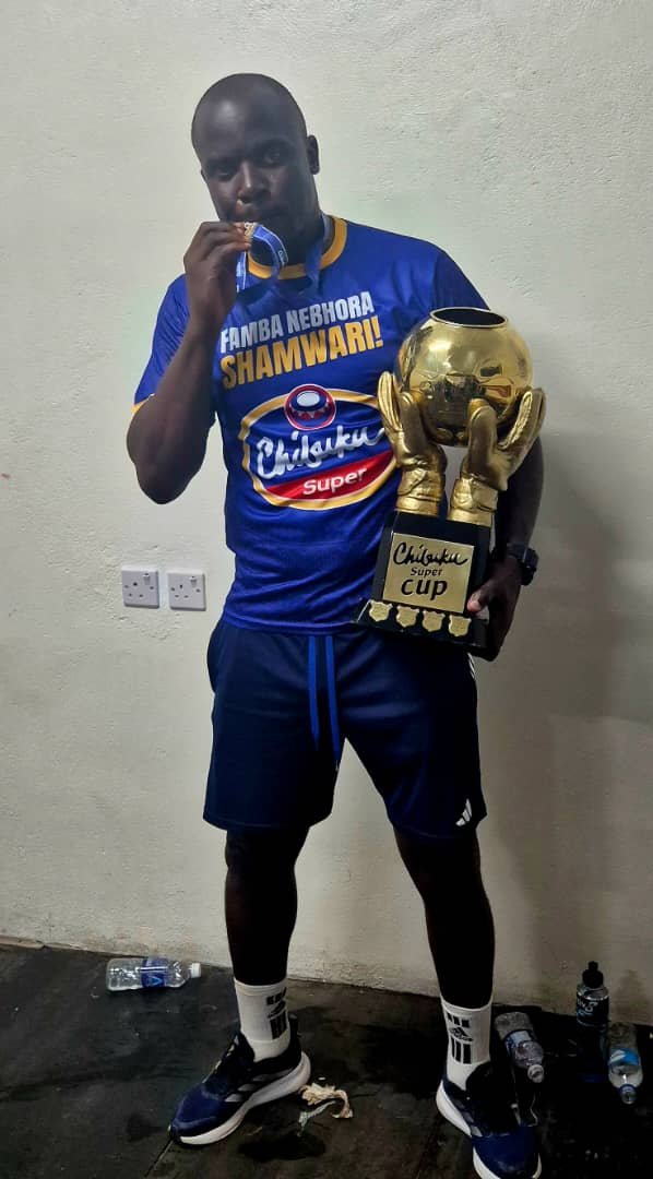 Takesure Chinyama z trofeum za triumf w Pucharze Zimbabwe. 29 listopada 2025 roku Dynamos pokonało w finale Triangle 1:0.