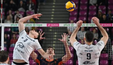 Siatkarze wykonują blok podczas meczu.