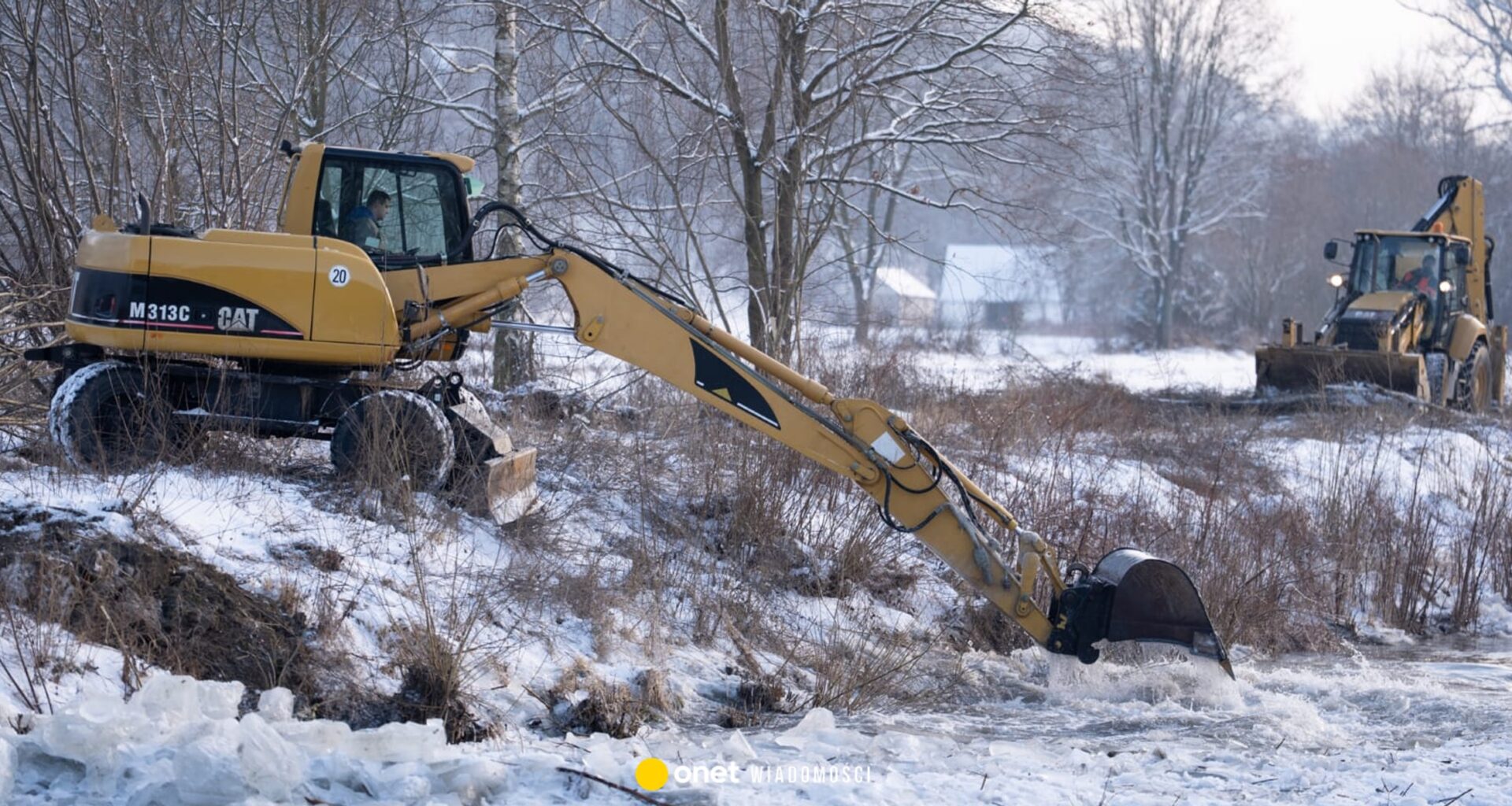 Stan ostrzegawczy na Dolnym Śląsku. Rzeka jest skuta lodem, służby w akcji
