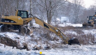 Stan ostrzegawczy na Dolnym Śląsku. Rzeka jest skuta lodem, służby w akcji
