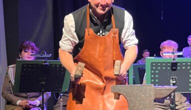 Komendant straży granicznej zrobił furorę podczas koncertu noworocznego. Zobaczcie na czym zagrał [FILM]