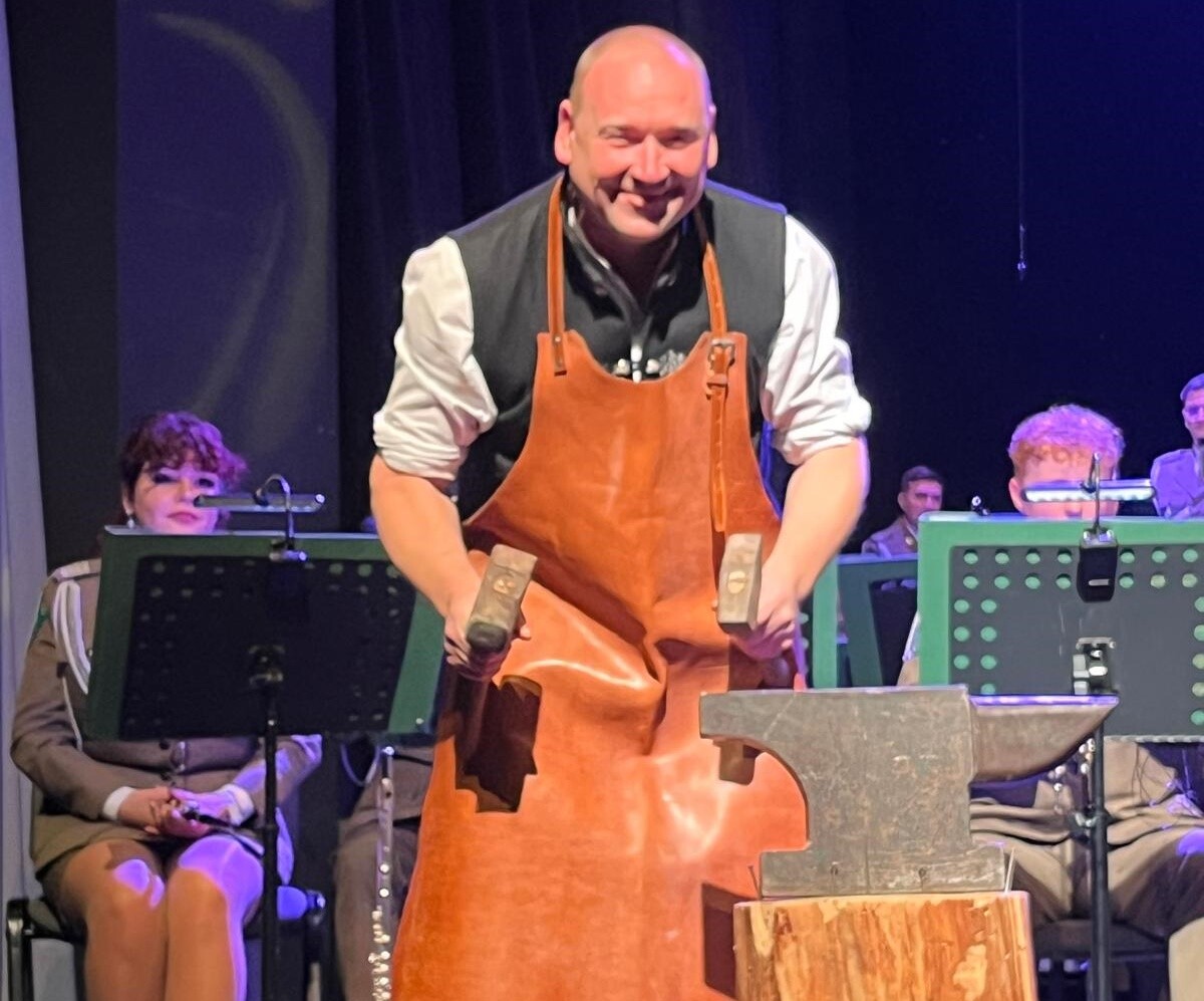 Komendant straży granicznej zrobił furorę podczas koncertu noworocznego. Zobaczcie na czym zagrał [FILM]