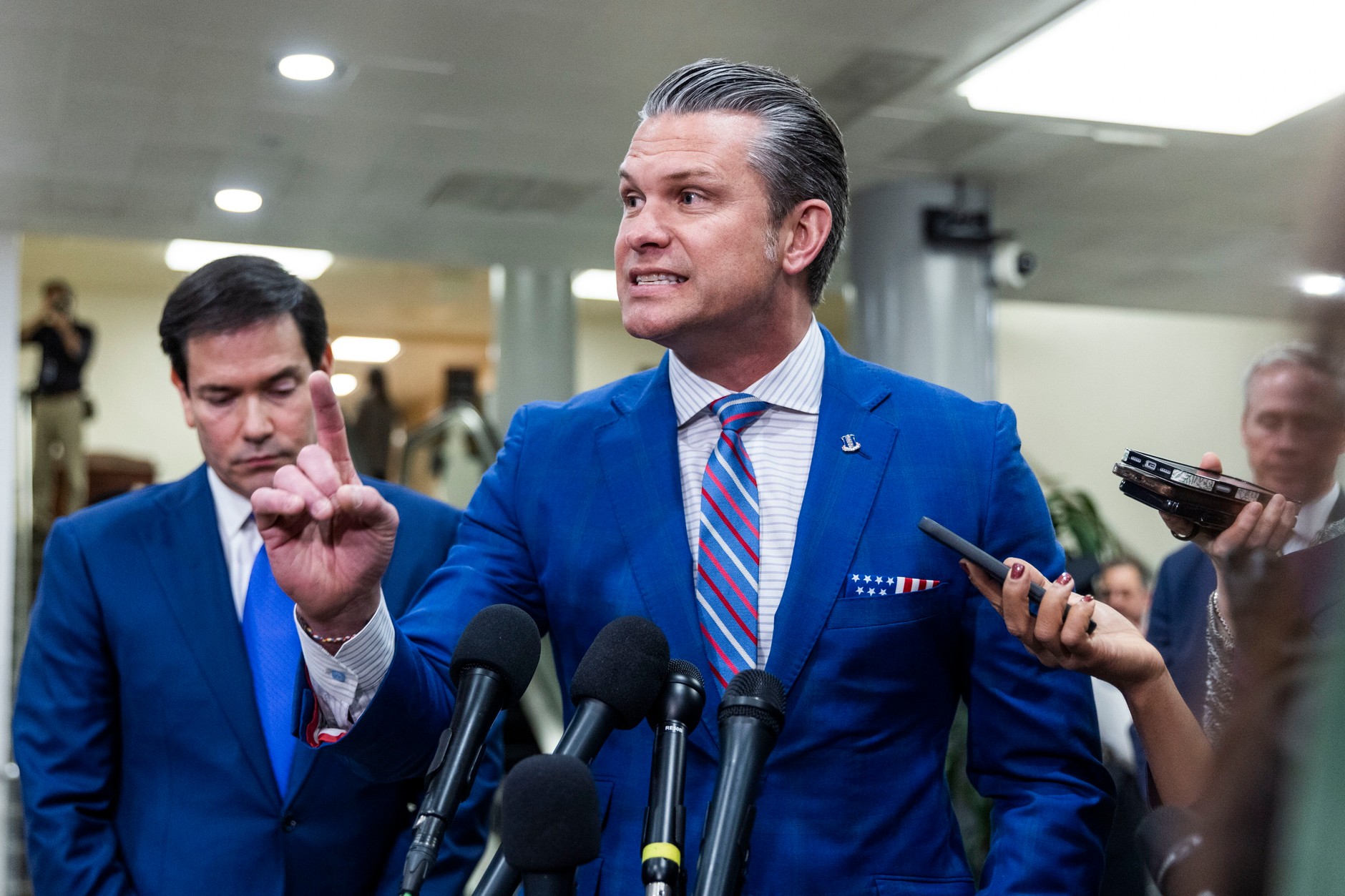 Pete Hegseth, sekretarz obrony, rozmawia z dziennikarzami o schwytaniu prezydenta Wenezueli Nicolasa Maduro. Na drugim planie Marco Rubio, sekretarz stanu. Waszyngton, 7 stycznia 2026 r.