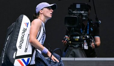 Tenisistka z torbą na ramieniu i plecakiem, idąca obok operatora kamery.