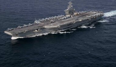 Amerykański lotniskowiec płynący po oceanie.