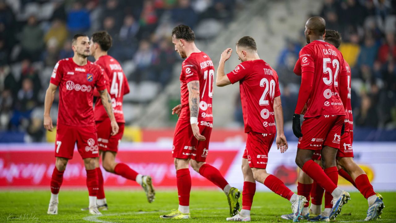 Odra Opole wygrała walkowerem sparing z macedońskim Arsimi. Rywale zeszli z boiska, mimo że prowadzili 2:0 - sport.tvp.pl