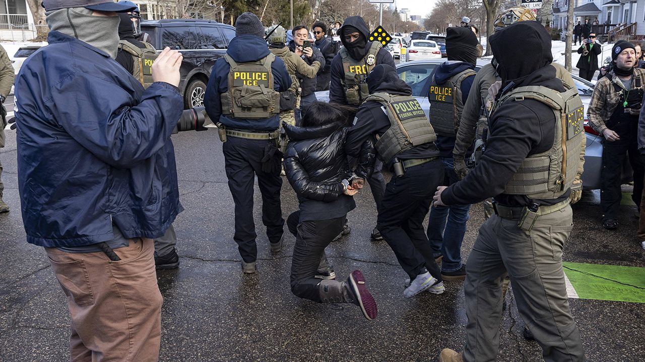 Gaz łzawiący i aresztowania. W Minneapolis wrze - TVP Info