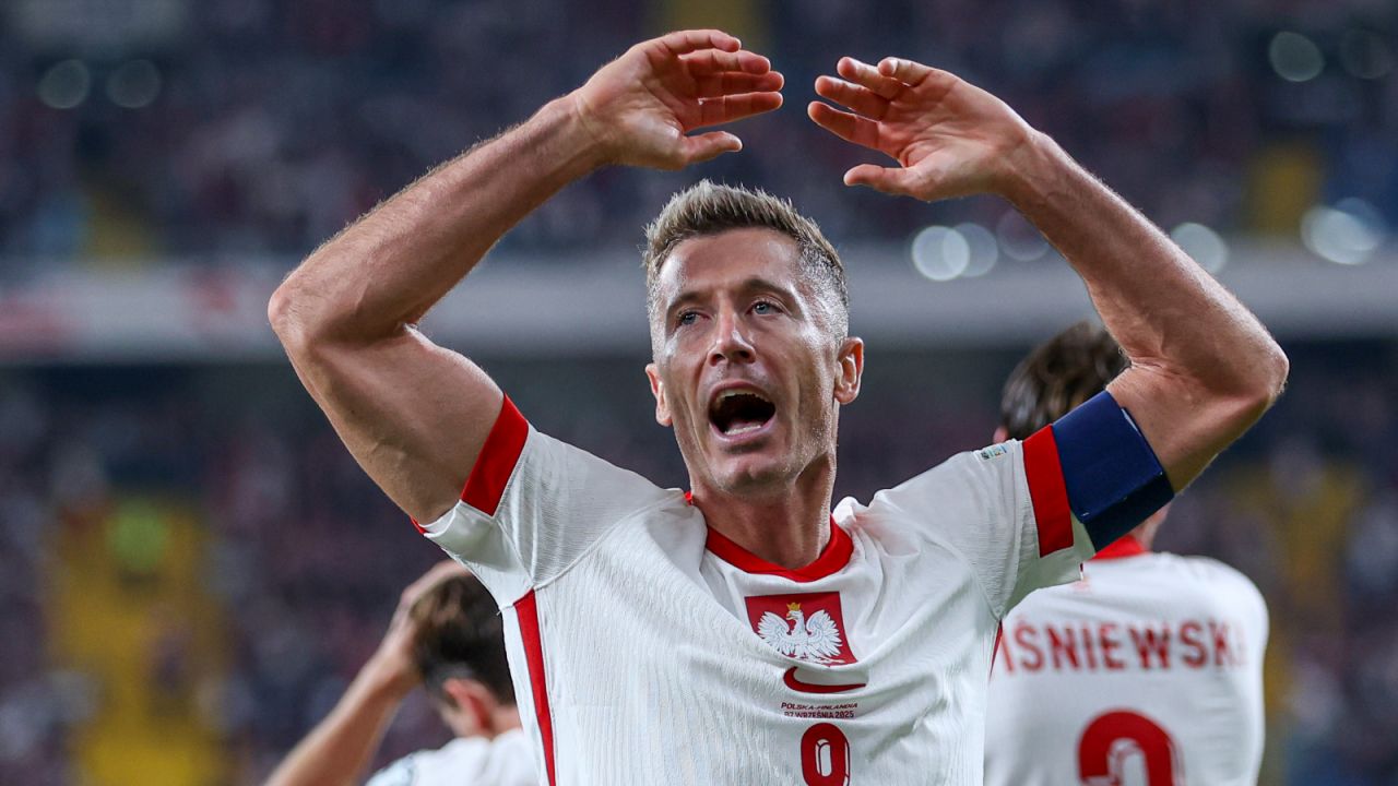 Robert Lewandowski po raz 13. triumfatorem plebiscytu tygodnika "Piłka Nożna" - sport.tvp.pl