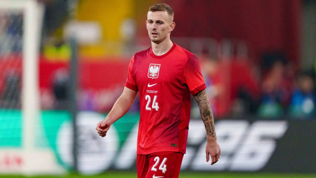 Kacper Kozłowski złamał rękę. Reprezentant Polski przeszedł operację - sport.tvp.pl