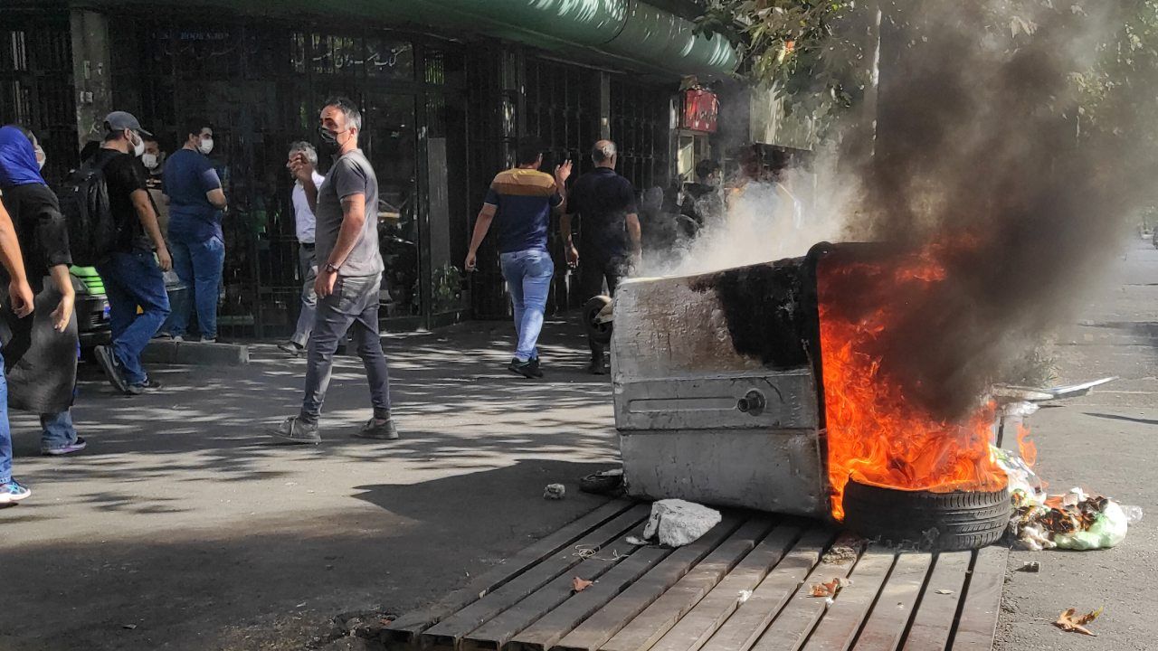 Protesty eskalują. Reżim chce przekupić Irańczyków - TVP Info