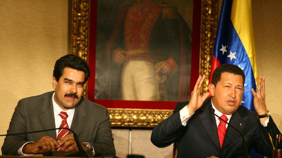 Prezydent Wenezueli Hugo Chávez, w towarzystwie ministra spraw zagranicznych Nicolása Maduro, podczas konferencji prasowej w trakcie wizyty w Paryżu, 2007 r. (Fot. Antoine Gyori/AGP/Corbis via Getty Images)