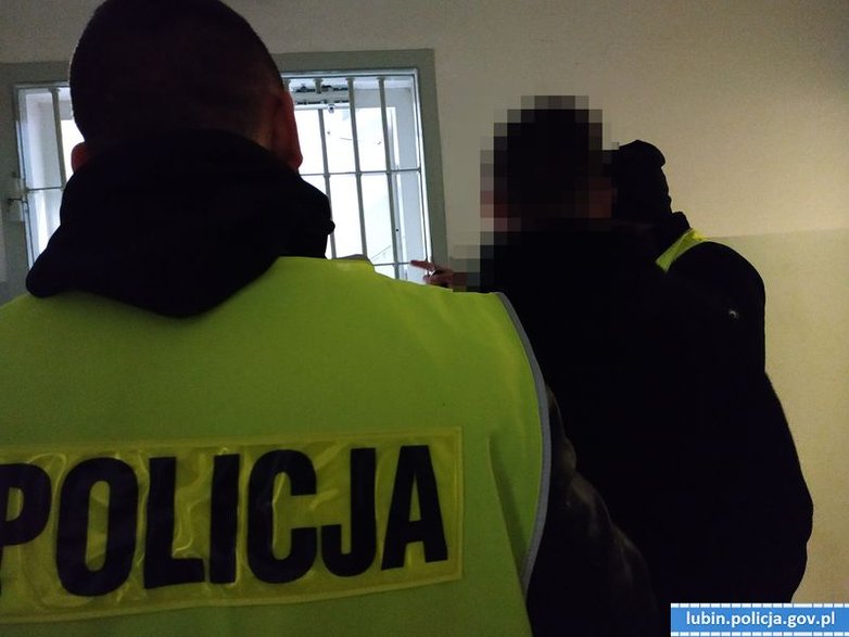 Pijany mężczyzna stał z synami na drodze ekspresowej