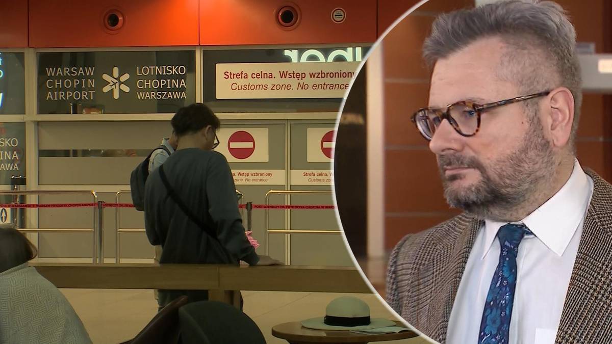 Fragment lotniska Chopina w Warszawie z widoczną tablicą "Warsaw Chopin Airport" oraz osoba stojąca w tle z plecakiem. Obok fragment portretu mężczyzny w okularach.