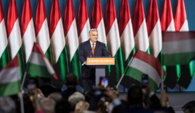 Viktor Orban przemawia na tle węgierskich flag