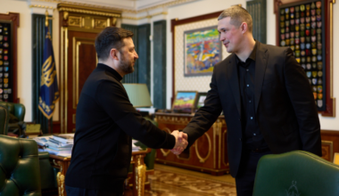 Wołodymyr Zełenski i Mychajło Fedorow podają sobie ręce w gabinecie