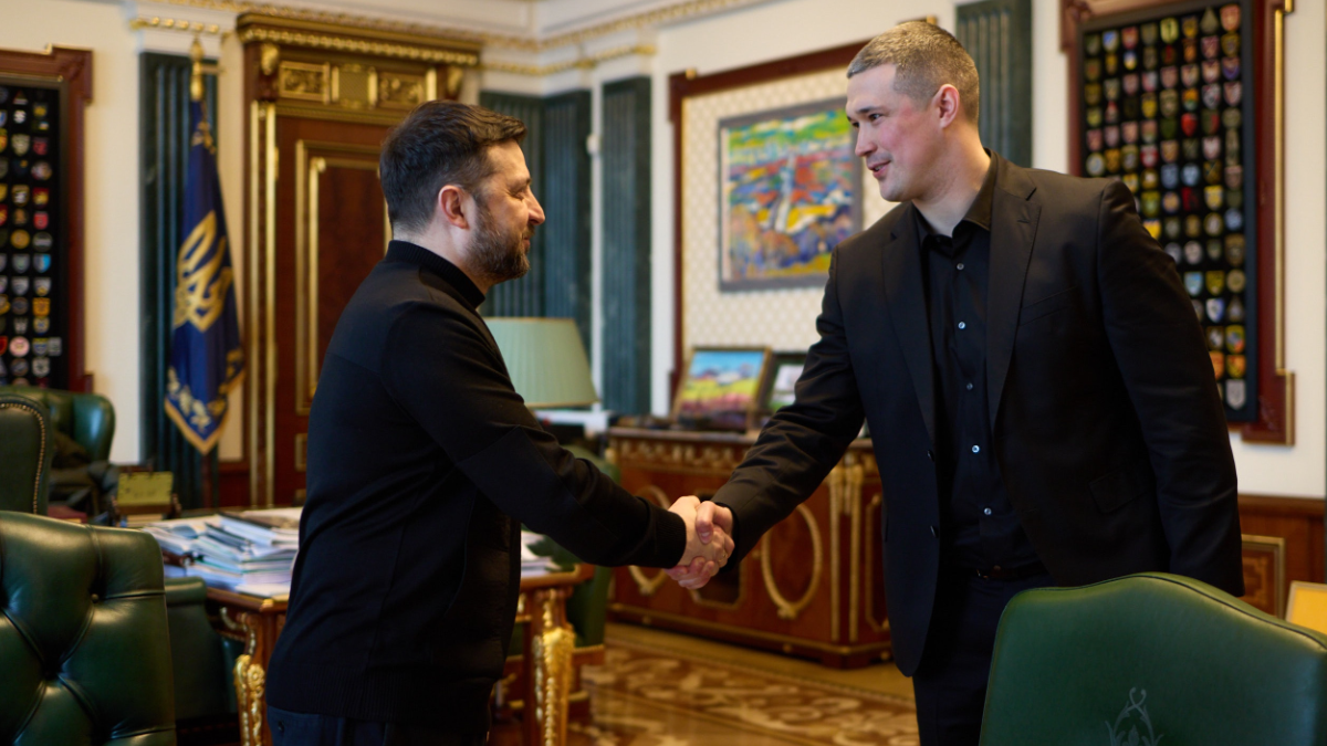Wołodymyr Zełenski i Mychajło Fedorow podają sobie ręce w gabinecie
