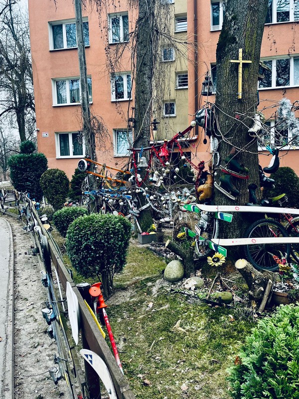 — Żal, jest mi po prostu żal. Na przykład teraz myślę o tym ogródku, o tym, co człowiek przez lata robił. Wszystko to, te rakiety, ten sprzęt — kiedyś to wszystko odejdzie i tego mi szkoda — wyznaje pan Stanisław