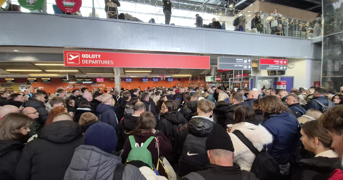 Lotnisko Modlin wraca do normalnego funkcjonowania. Apel do pasażerów