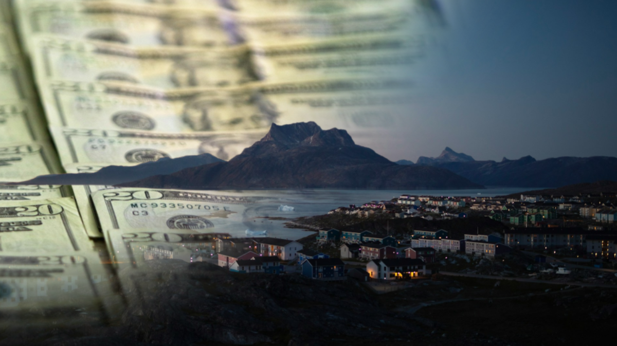 Banknoty dolarowe i panorama grenlandzkiego miasta.