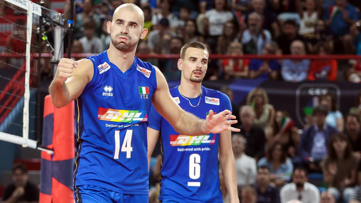 Dw&oacute;ch siatkarzy reprezentacji Włoch na boisku.