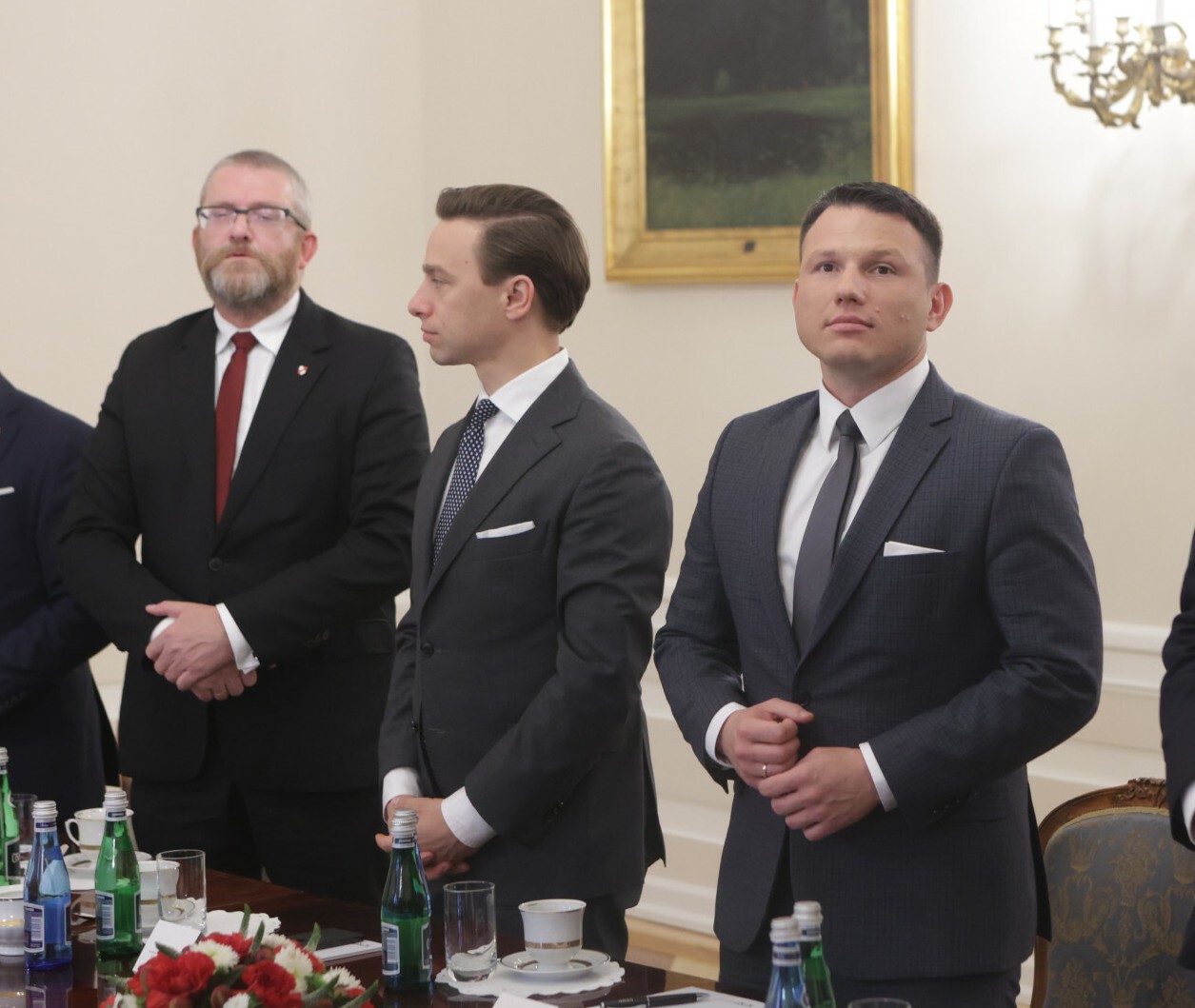 Grzegorz Braun, Krzysztof Bosak i Sławomir Mentzen podczas konsultacji ws. nowego rządu w Pałacu Prezydenckim, 25 października 2023 r.