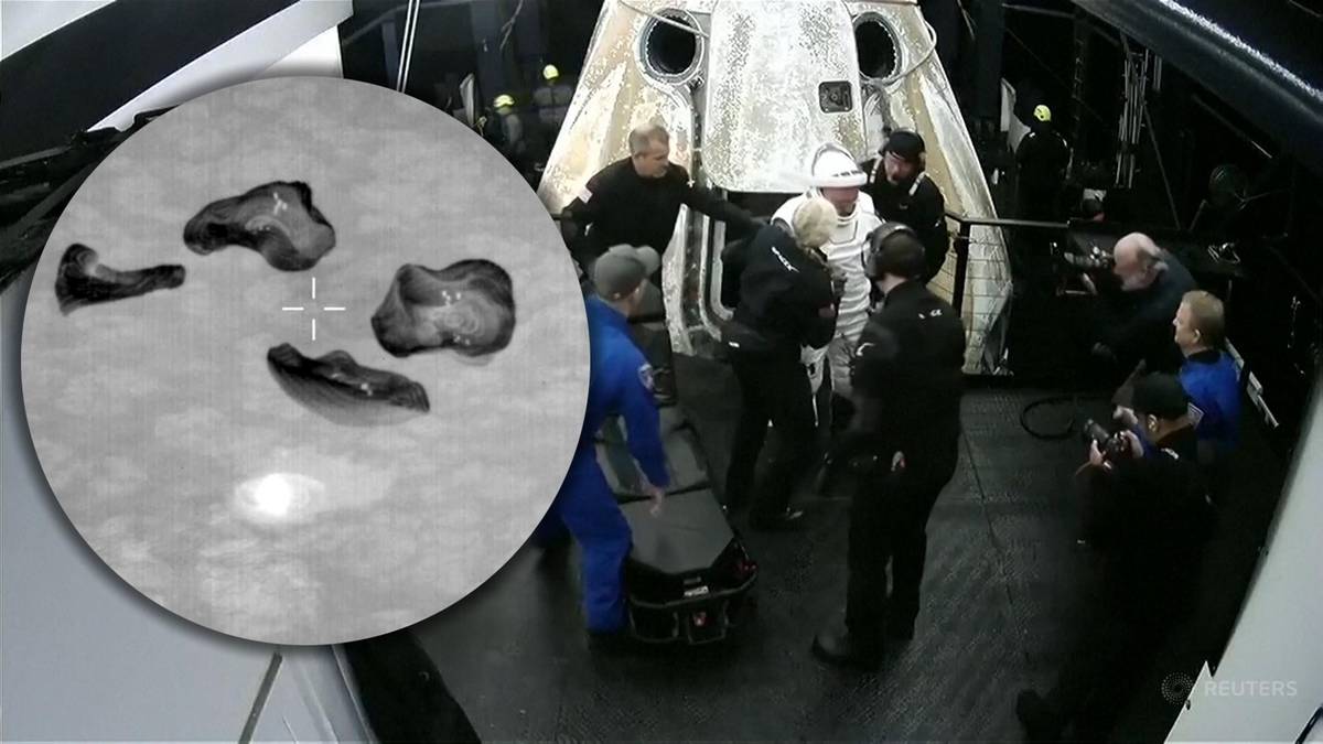 Kapsuła Crew Dragon po wodowaniu na Pacyfiku, z grupą os&oacute;b wok&oacute;ł oraz obrazem czterech obiekt&oacute;w w podczerwieni.