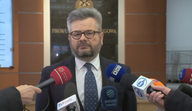 Prokurator Piotr Antoni Skiba udziela wywiadu dziennikarzom przed budynkiem prokuratury.