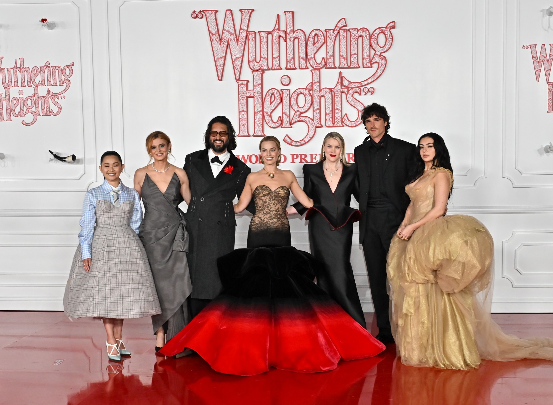 Hong Chau, Alison Oliver, Shazad Latif, Margot Robbie, Emerald Fennell, Jacob Elordi i Charli XCX