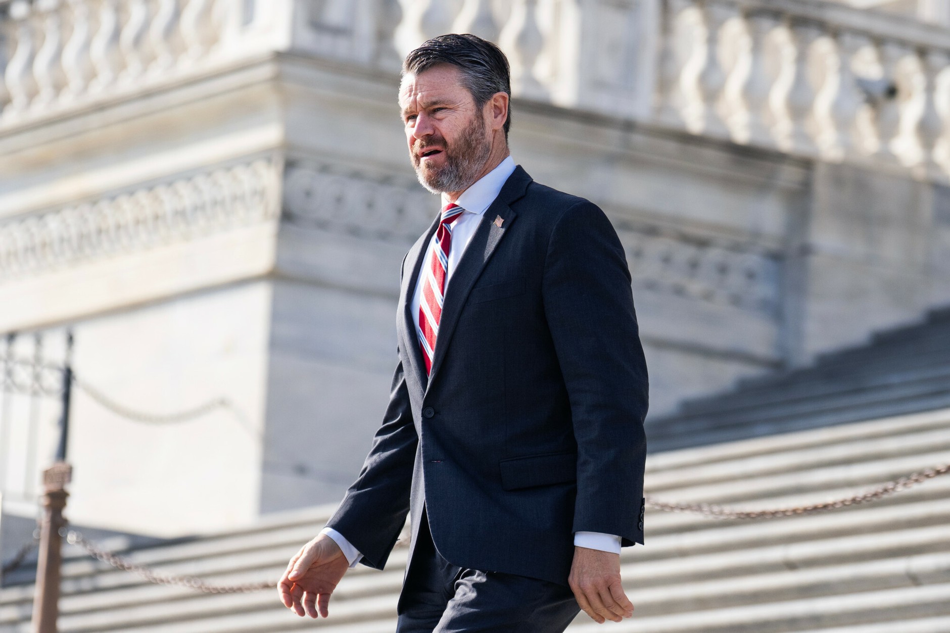 Senator Todd Young opuszcza Kapitol po głosowaniu nad rezolucją w sprawie uprawnień wojennych prezydenta USA, 8 stycznia 2026 r. 