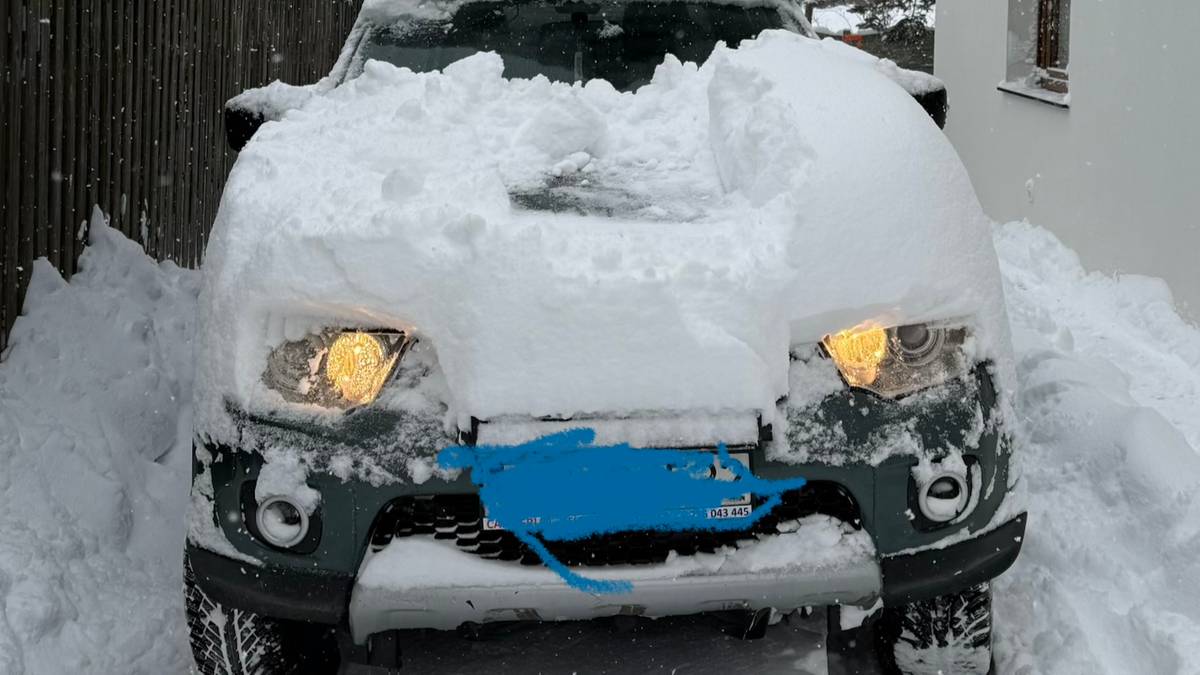 Samochód zasypany śniegiem w Słupsku po intensywnych opadach