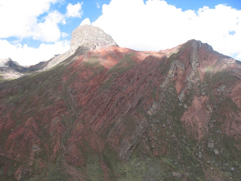 Księżycowy krajobraz Andów widziany z okien pociągu