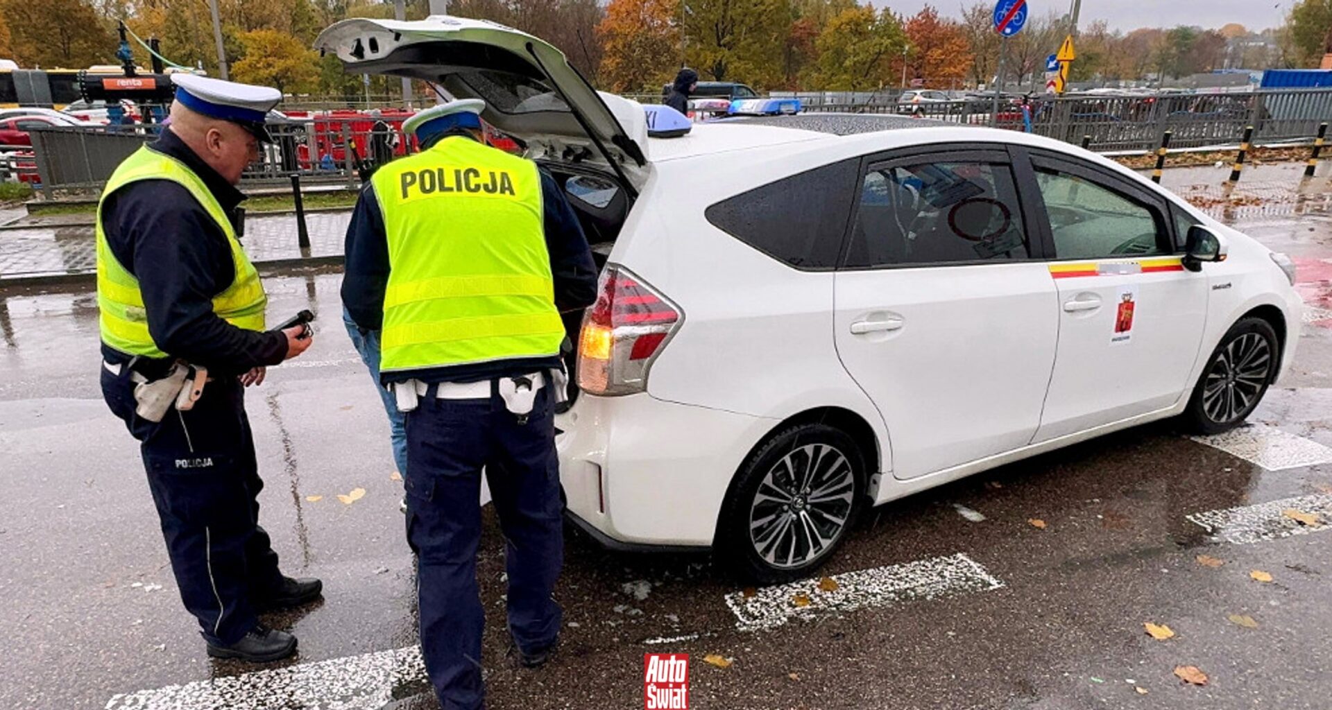 pasażerka taksówki udawała policjantkę. Grozi jej teraz rok więzienia [WIDEO]