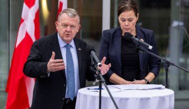 Duński minister i szefowa dyplomacji Grenlandii przemawiają przed mikrofonami.