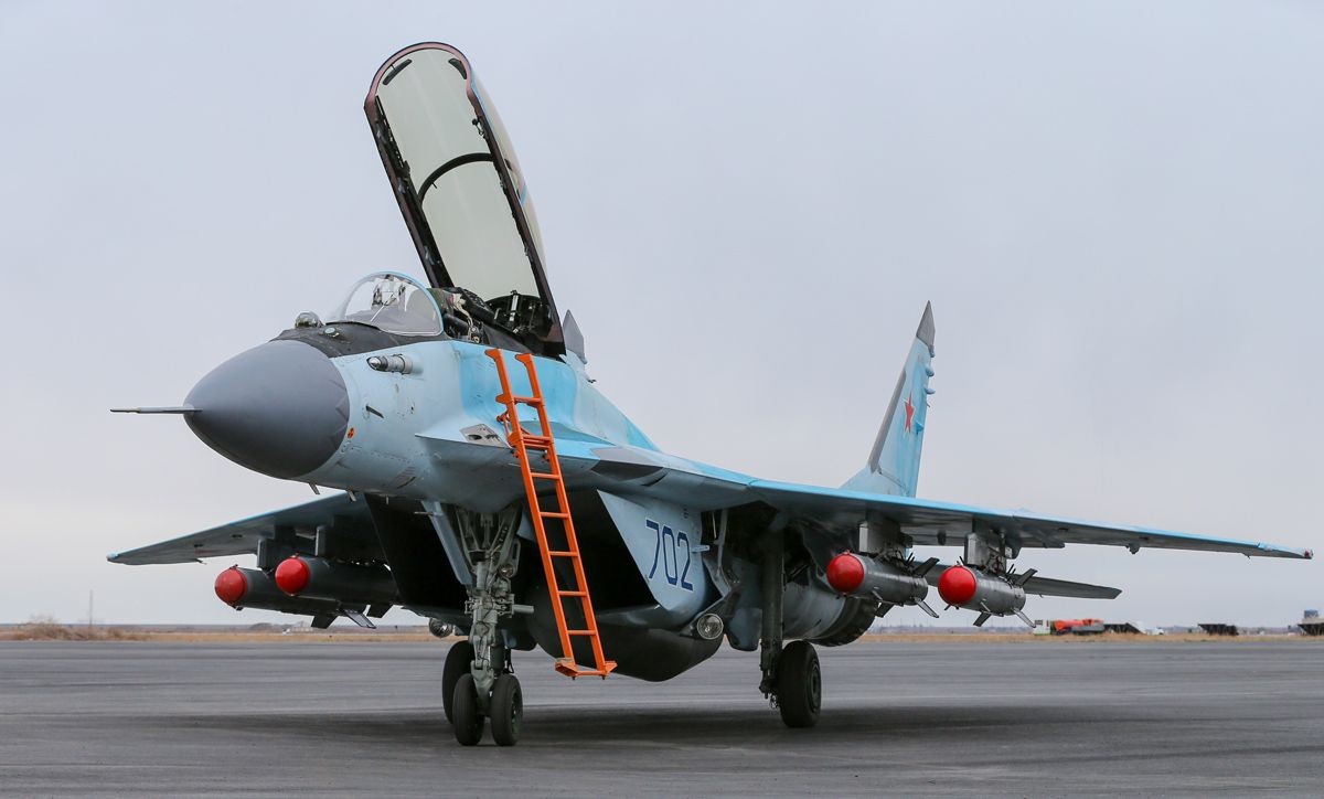 MiG-35 z ładunkiem bomb KAB-500