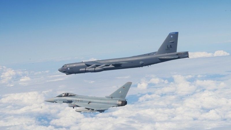 Amerykański bombowiec strategiczny B-52H oraz niemiecki samolot wielozadaniowy Eurofighter Typhoon.