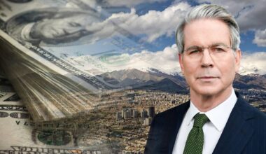 Mężczyzna w garniturze na tle banknot&oacute;w dolarowych i miasta.